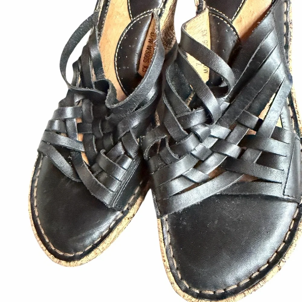 Y2K NWOT Born Drilles Black Strappy‎ Leather 3.5” Wedge Sandals